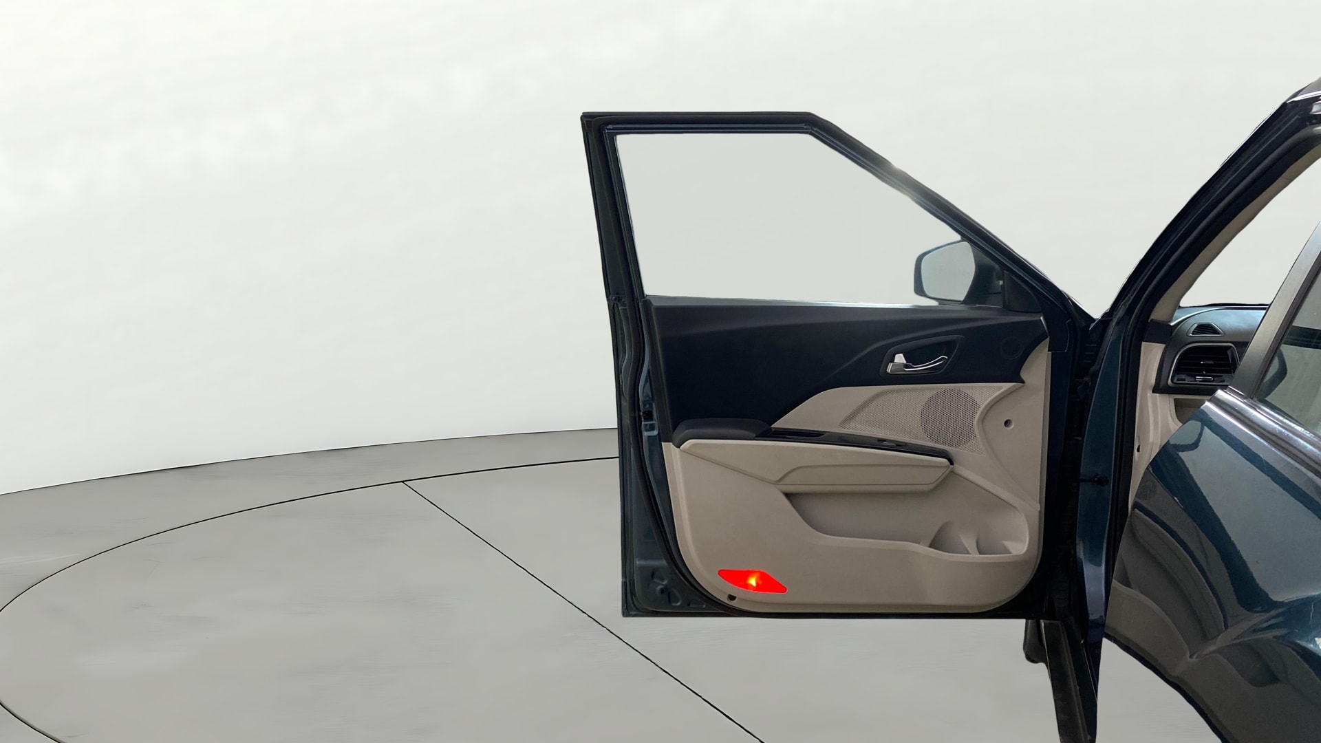 View 2019 Mahindra XUV300 W4 Petrol BS IV Image 31 Used 2019 Mahindra XUV300 W4 Petrol BS IV Image 31