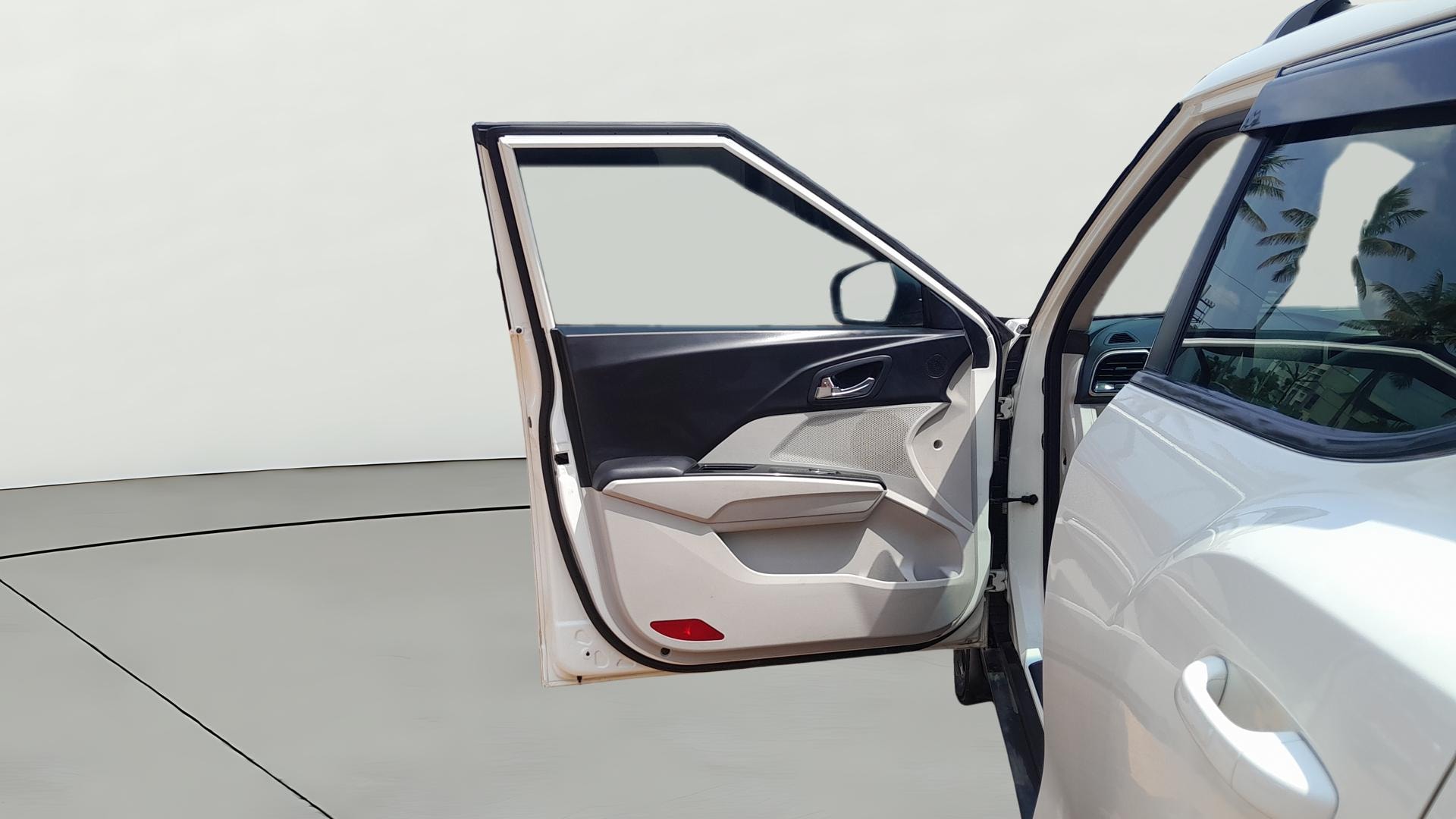 View 2019 Mahindra XUV300 W4 Petrol BS IV Image 38 Used 2019 Mahindra XUV300 W4 Petrol BS IV Image 38