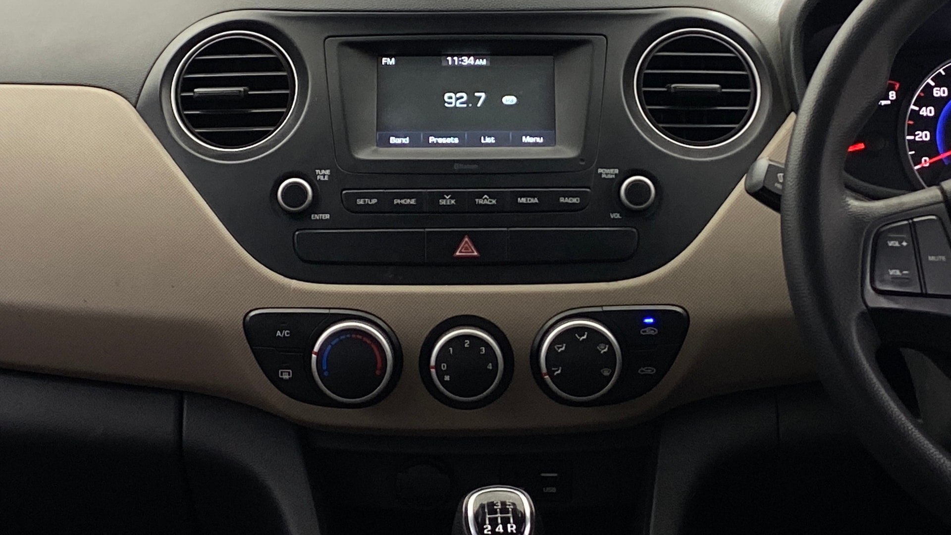 View 2017 Hyundai Grand i10 Sportz 1.2 Kappa Image 17 Used 2017 Hyundai Grand i10 Sportz 1.2 Kappa Image 17