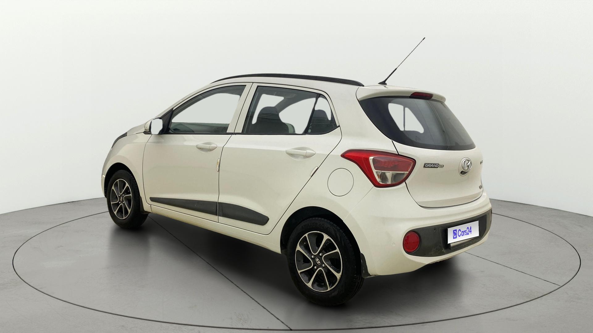 View 2017 Hyundai Grand i10 1.2 Sportz Petrol AT Image 2 Used 2017 Hyundai Grand i10 1.2 Sportz Petrol AT Image 2