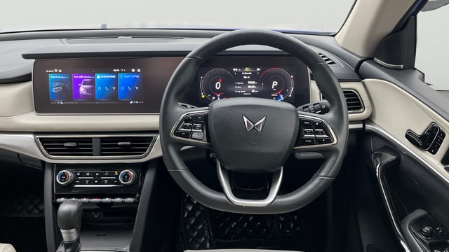 View Mahindra XUV700 Image 14 Used Mahindra XUV700 Image 14