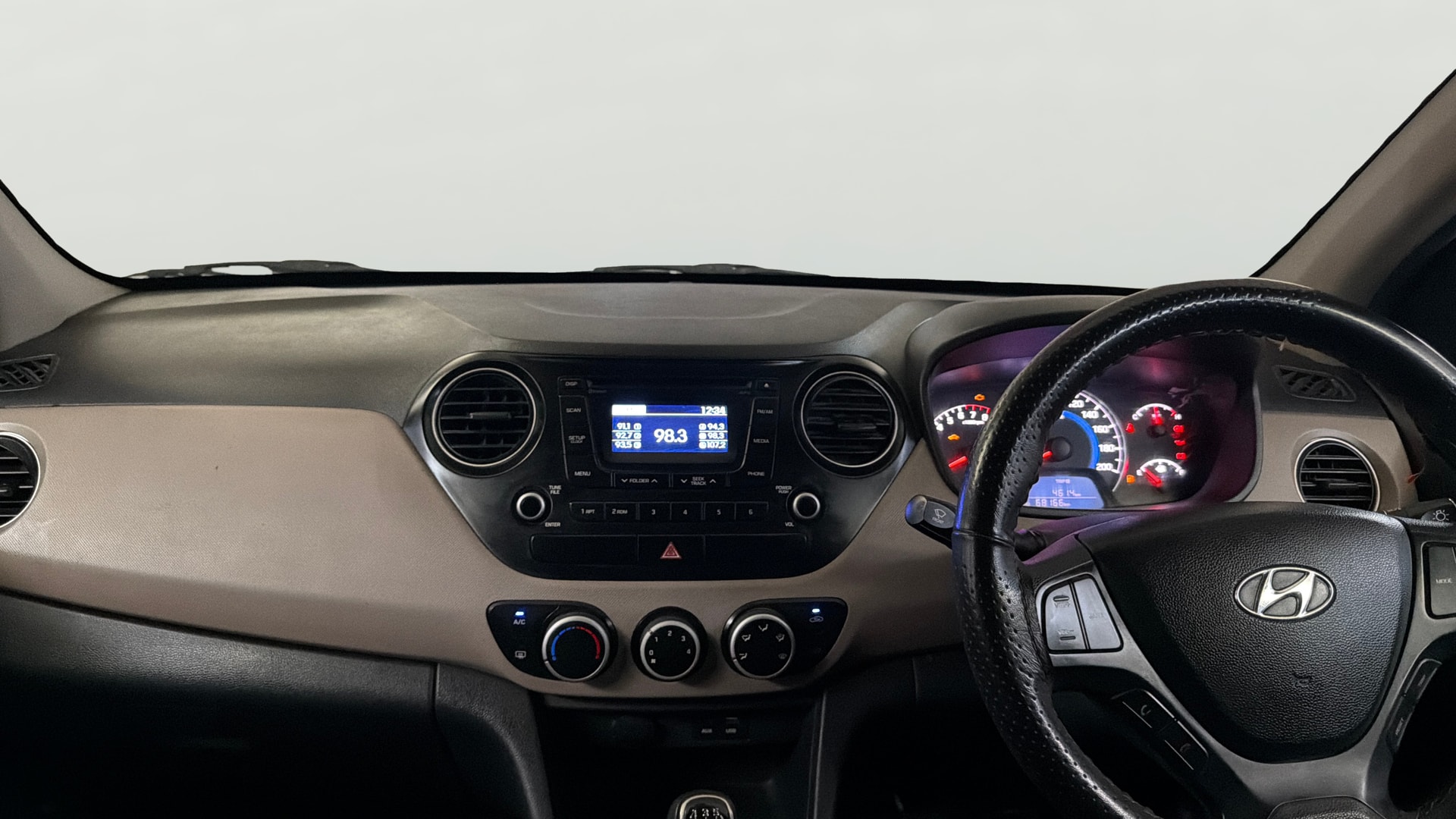 View 2015 Hyundai Grand i10 Sportz 1.2 Kappa Image 17 Used 2015 Hyundai Grand i10 Sportz 1.2 Kappa Image 17