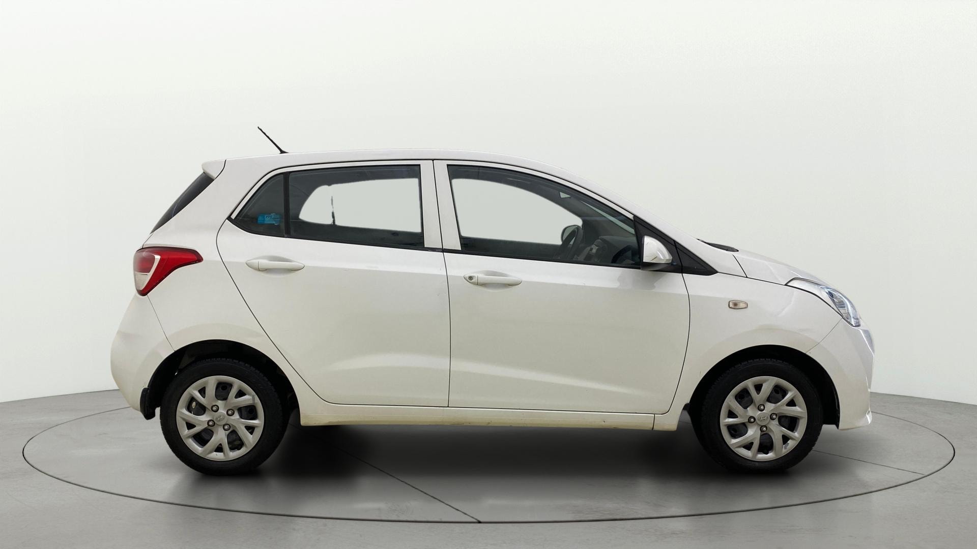 View 2017 Hyundai Grand i10 1.2 Magna Petrol AT Image 8 Used 2017 Hyundai Grand i10 1.2 Magna Petrol AT Image 8