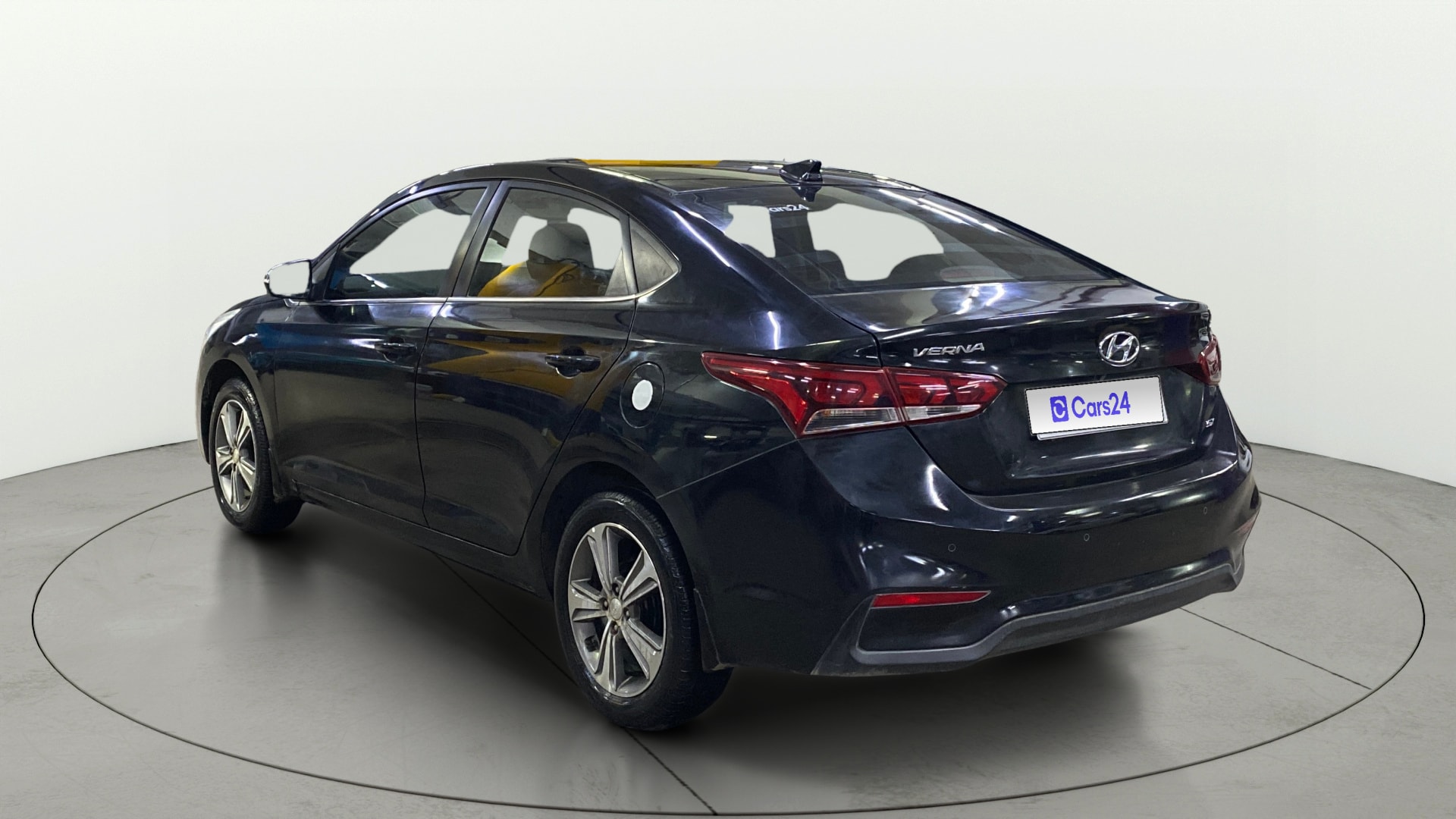 View 2018 Hyundai Verna 1.6 VTVT SX Image 2 Used 2018 Hyundai Verna 1.6 VTVT SX Image 2