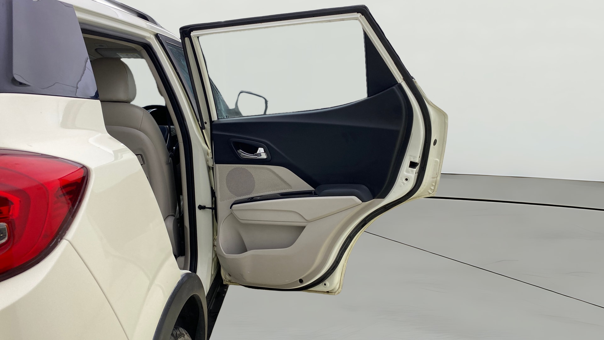View 2019 Mahindra XUV300 W4 Petrol BS IV Image 6 Used 2019 Mahindra XUV300 W4 Petrol BS IV Image 6