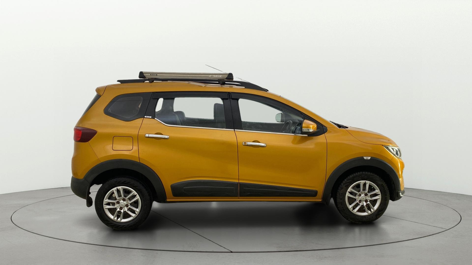View 2020 Renault Triber RXT Image 8 Used 2020 Renault Triber RXT Image 8