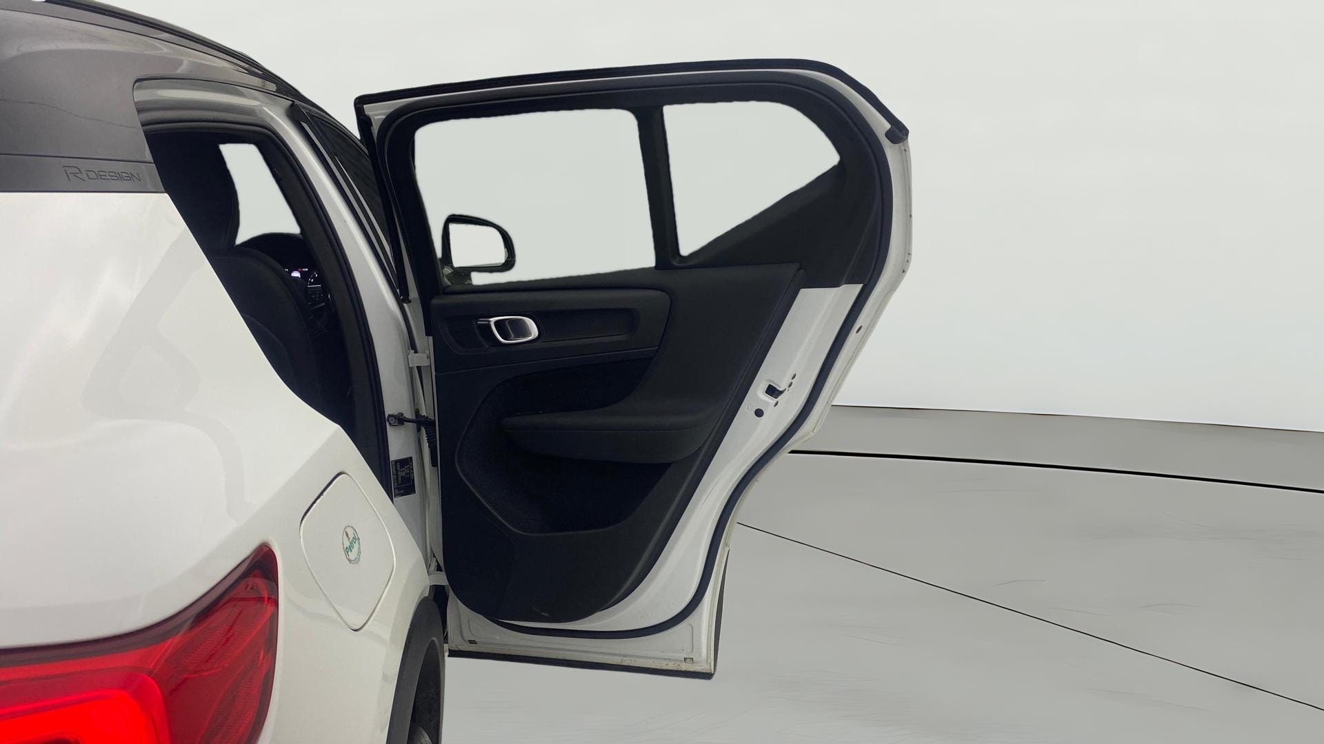View 2020 Volvo XC40 D4 R-Design Image 6 Used 2020 Volvo XC40 D4 R-Design Image 6