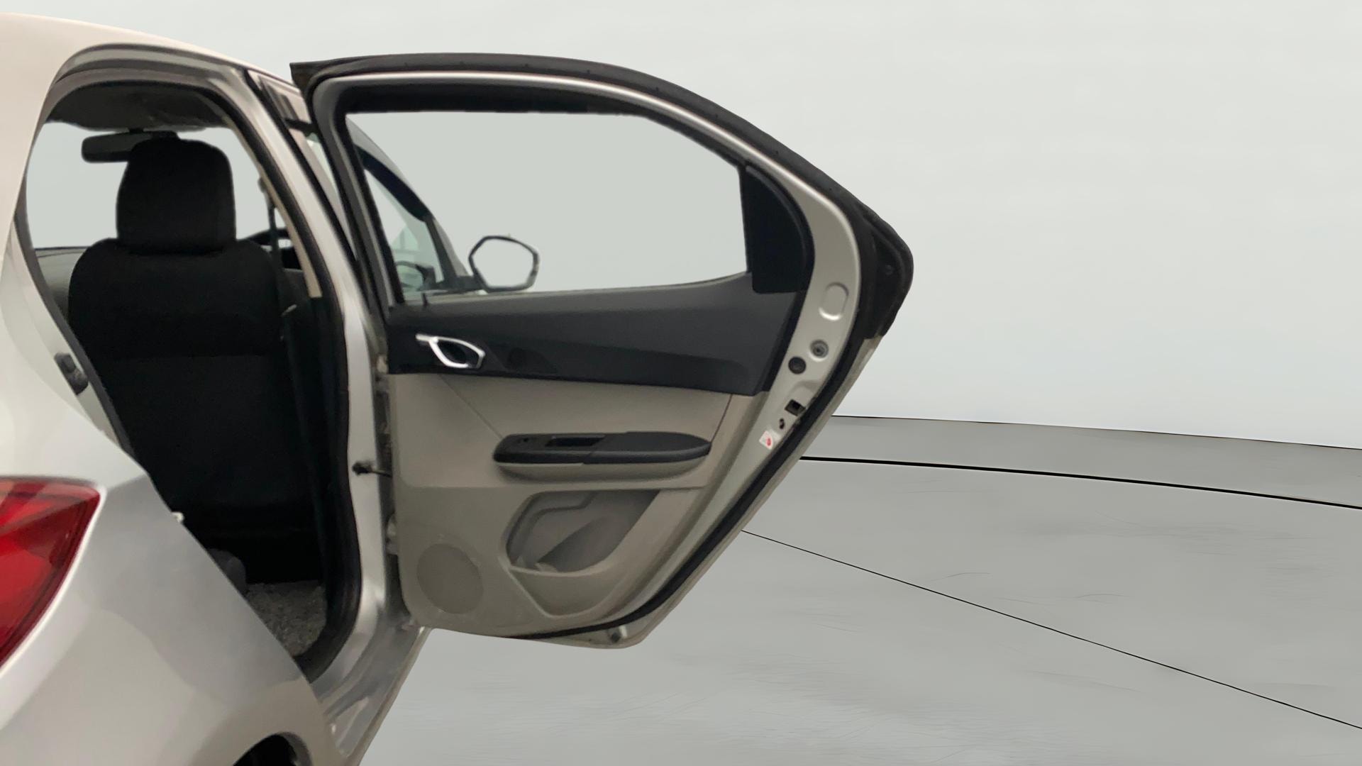 View 2018 Tata Tiago Revotorq XB Image 7 Used 2018 Tata Tiago Revotorq XB Image 7
