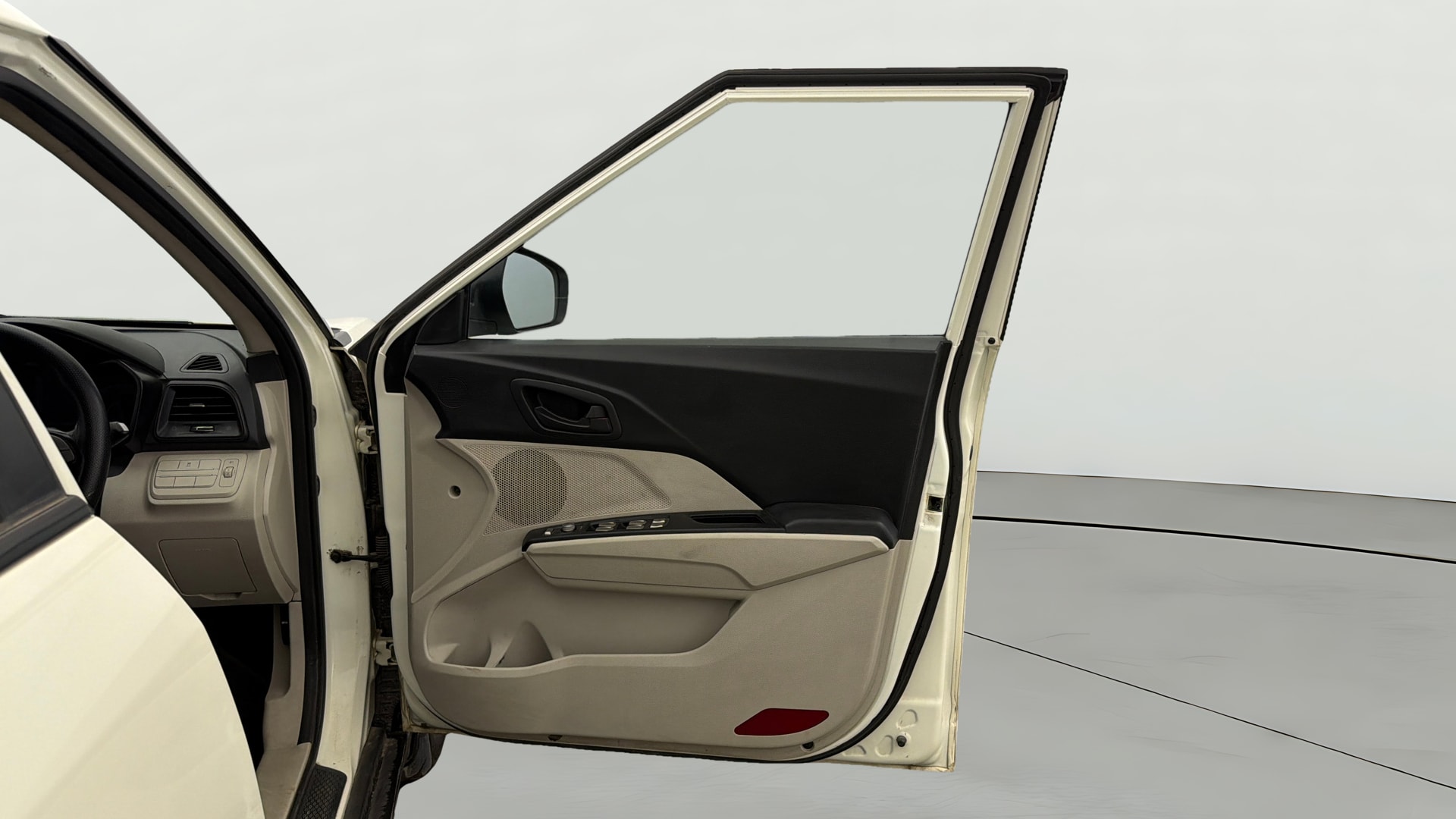 View 2022 Mahindra XUV300 W4 Petrol BS IV Image 44 Used 2022 Mahindra XUV300 W4 Petrol BS IV Image 44