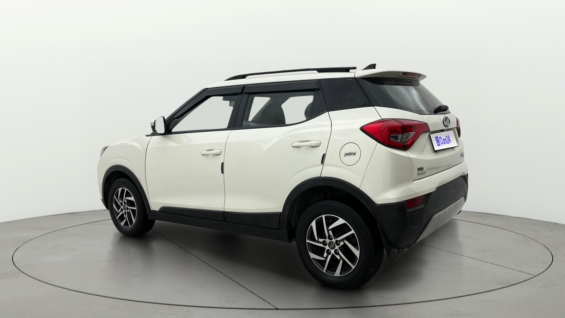 View 2022 Mahindra XUV300 W4 Petrol BS IV Image 2 Used 2022 Mahindra XUV300 W4 Petrol BS IV Image 2