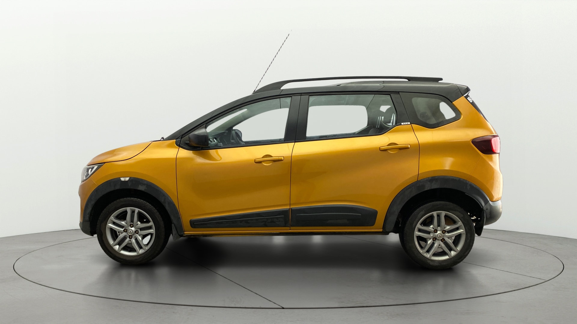 View 2021 Renault Triber RXZ AMT Image 5 Used 2021 Renault Triber RXZ AMT Image 5