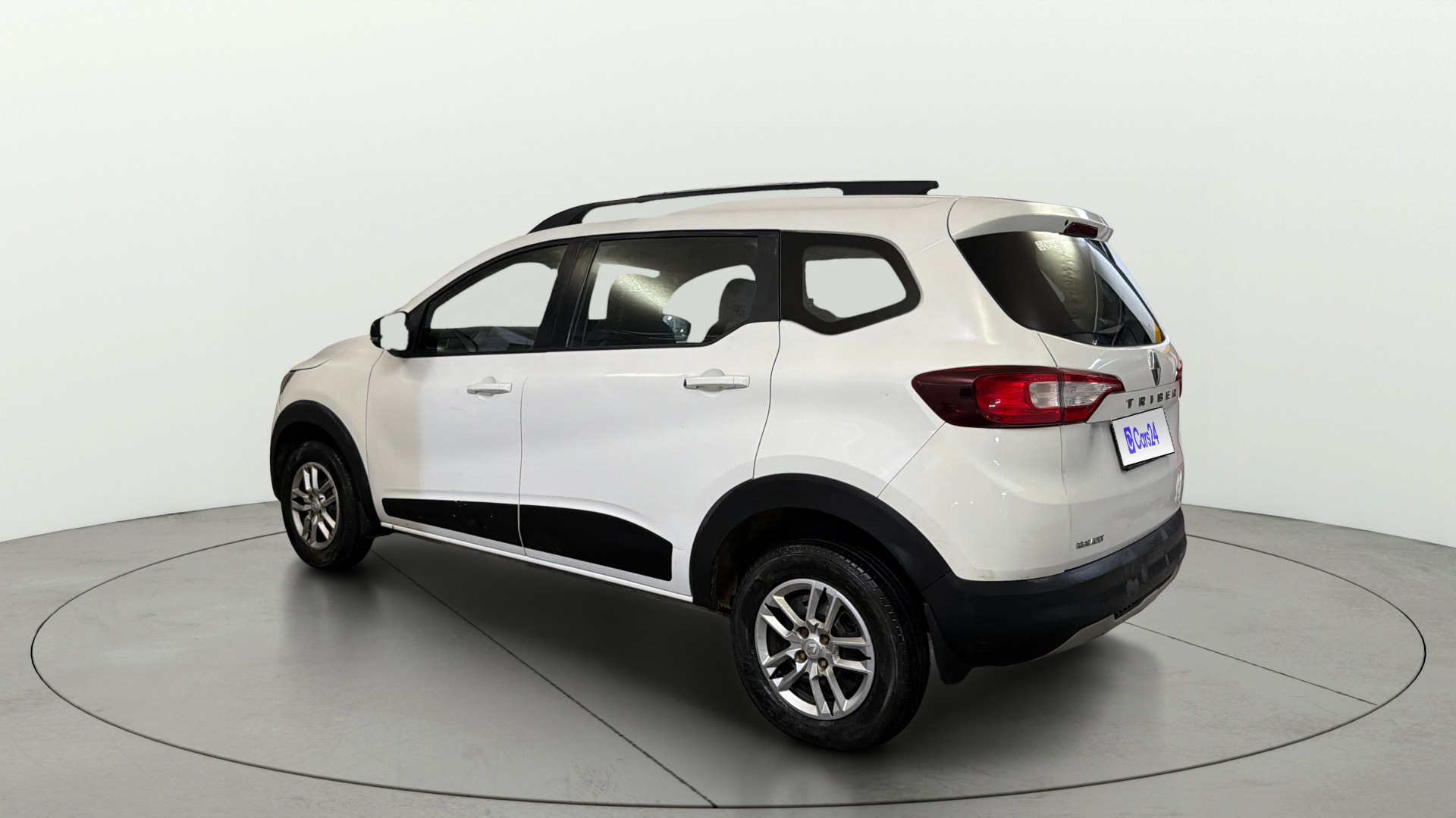 View 2021 Renault Triber RXT Image 2 Used 2021 Renault Triber RXT Image 2