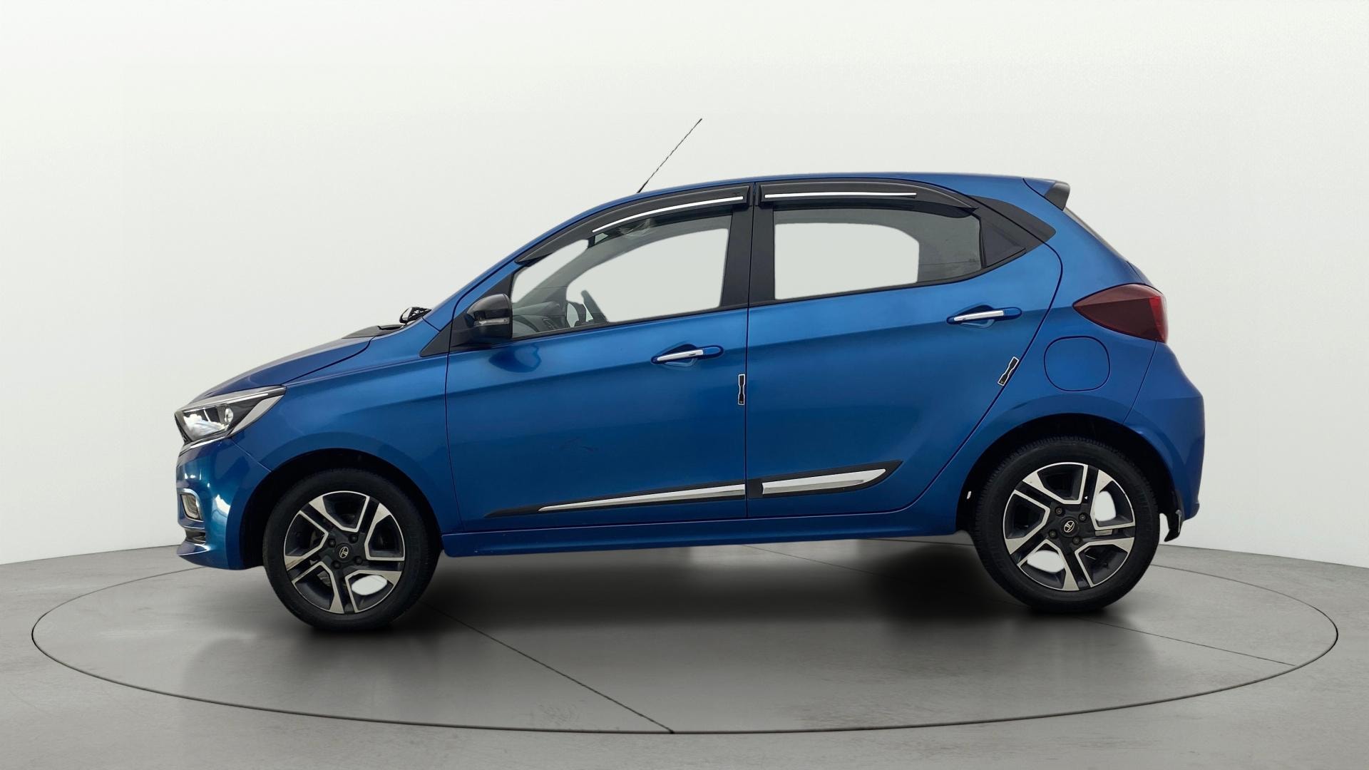 View 2024 Tata Tiago Revotorq XB Image 5 Used 2024 Tata Tiago Revotorq XB Image 5