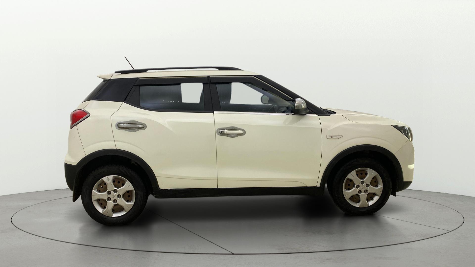 View 2022 Mahindra XUV300 W4 Petrol BS IV Image 8 Used 2022 Mahindra XUV300 W4 Petrol BS IV Image 8