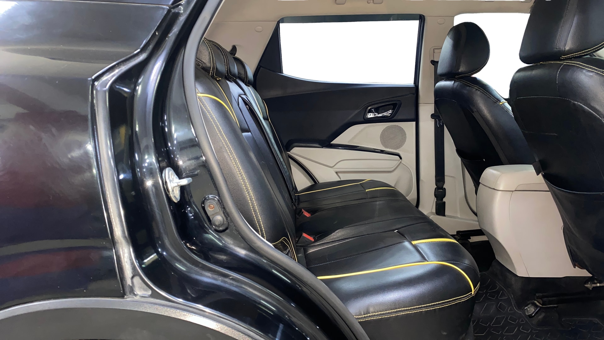 View 2019 Mahindra XUV300 W4 Petrol BS IV Image 35 Used 2019 Mahindra XUV300 W4 Petrol BS IV Image 35