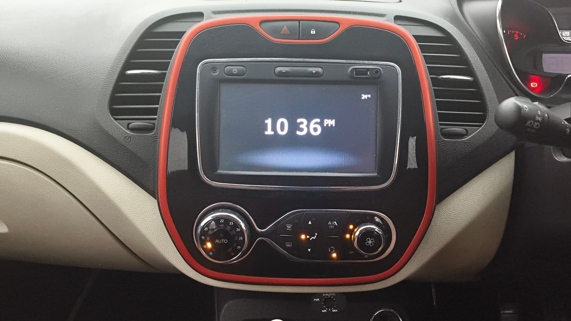 View 2019 Renault Captur RXT Diesel Dual Tone Image 17 Used 2019 Renault Captur RXT Diesel Dual Tone Image 17