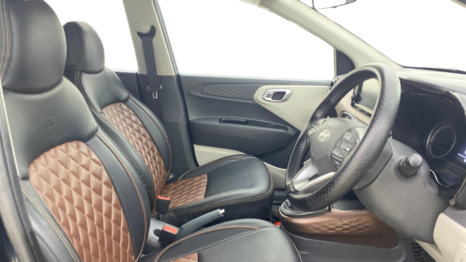 View 2024 Hyundai Aura SX MT CNG Image 27 Used 2024 Hyundai Aura SX MT CNG Image 27