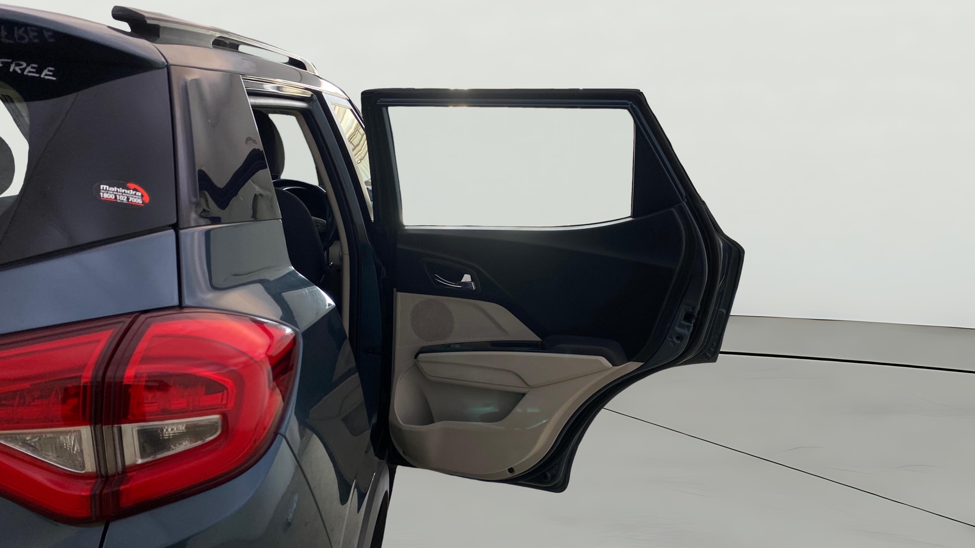 View 2019 Mahindra XUV300 W4 Petrol BS IV Image 7 Used 2019 Mahindra XUV300 W4 Petrol BS IV Image 7