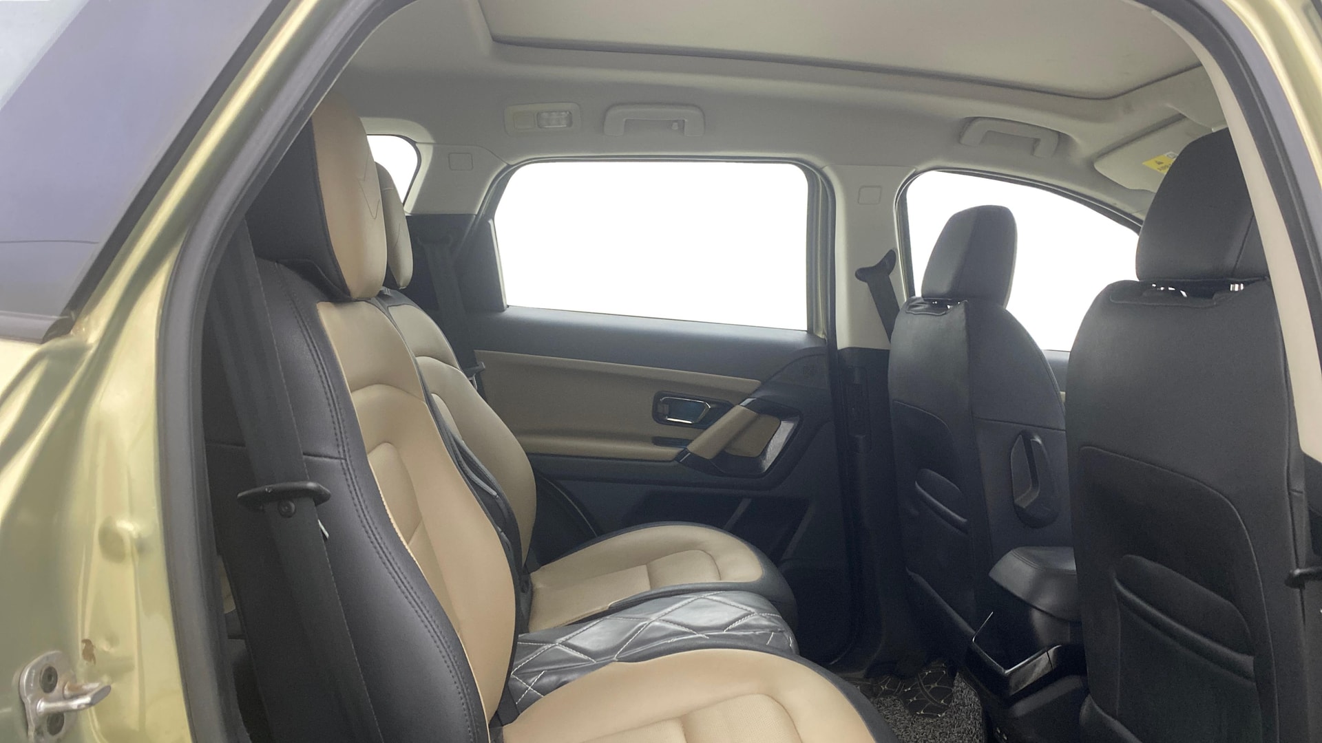 View 2022 Tata Safari 4X2 Image 38 Used 2022 Tata Safari 4X2 Image 38