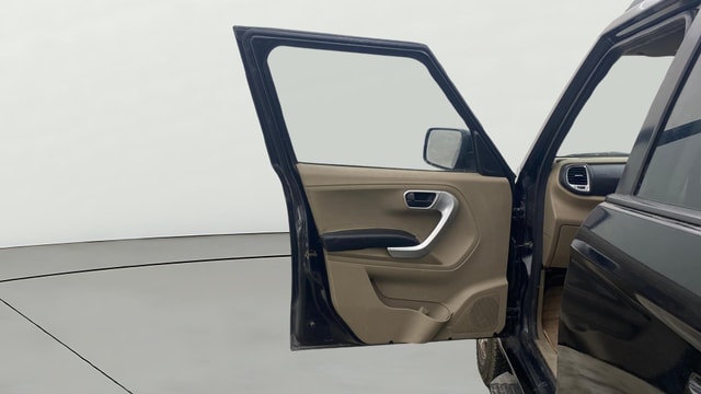 View Mahindra TUV300 Image 31 Used Mahindra TUV300 Image 31