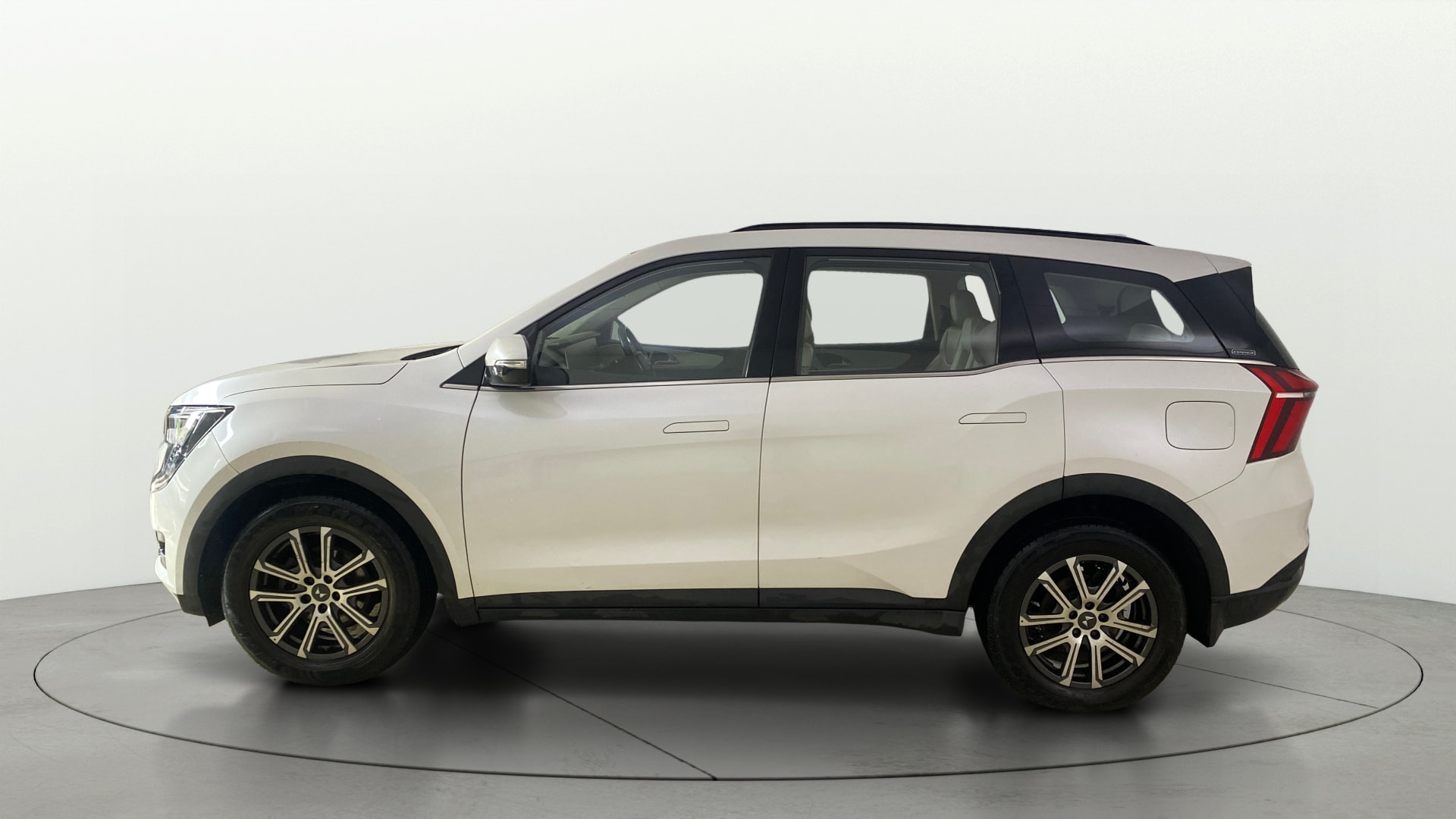 View 2022 Mahindra XUV700 MX Petrol 5 STR Image 28 Used 2022 Mahindra XUV700 MX Petrol 5 STR Image 28