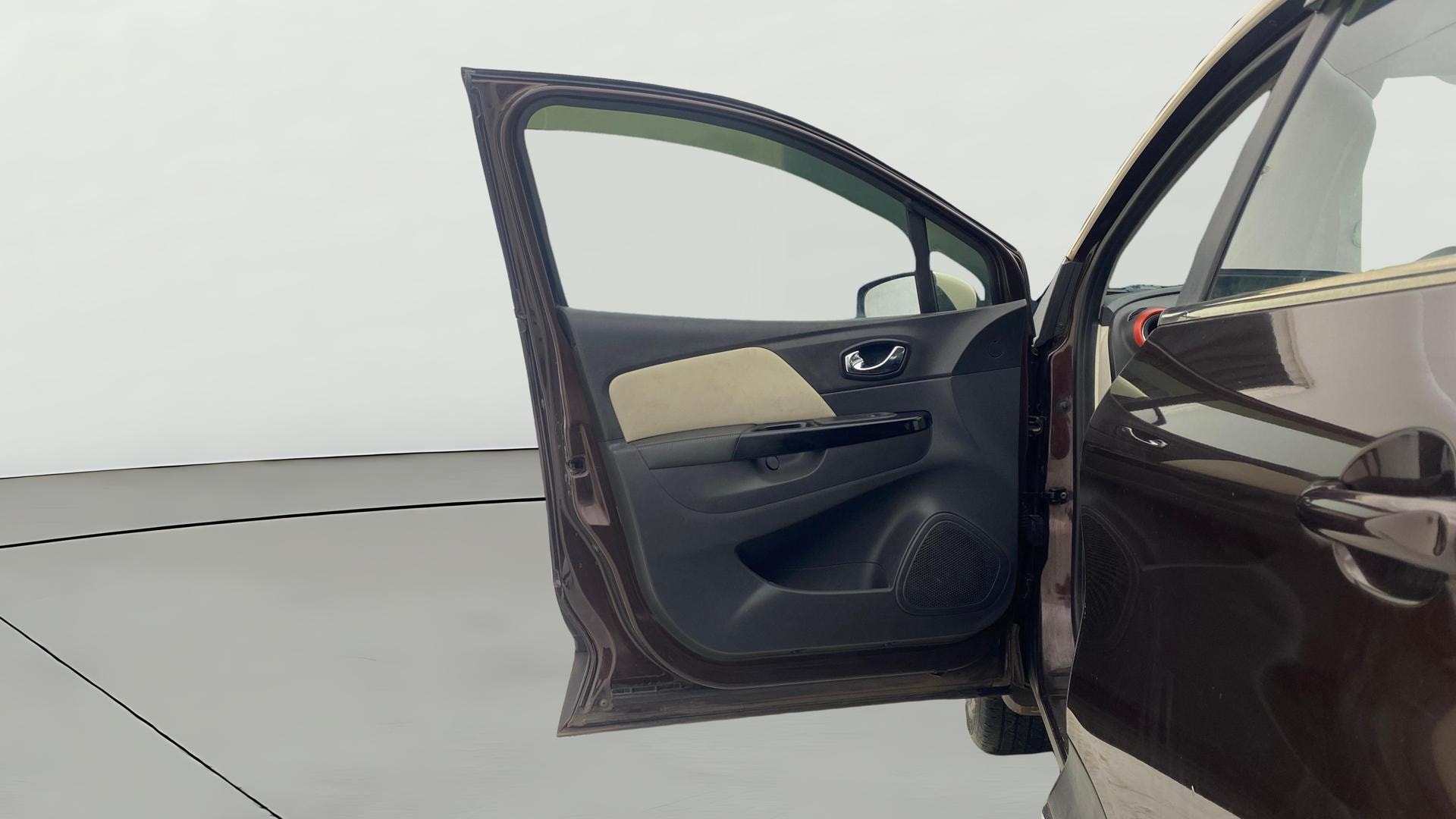 View 2019 Renault Captur Platine Petrol Dual Tone Image 38 Used 2019 Renault Captur Platine Petrol Dual Tone Image 38
