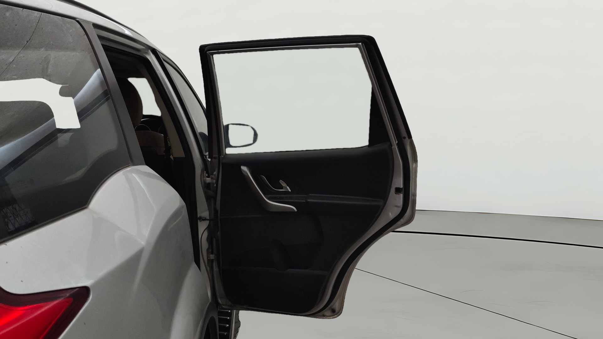 View 2018 Mahindra XUV500 W9 AT Image 6 Used 2018 Mahindra XUV500 W9 AT Image 6