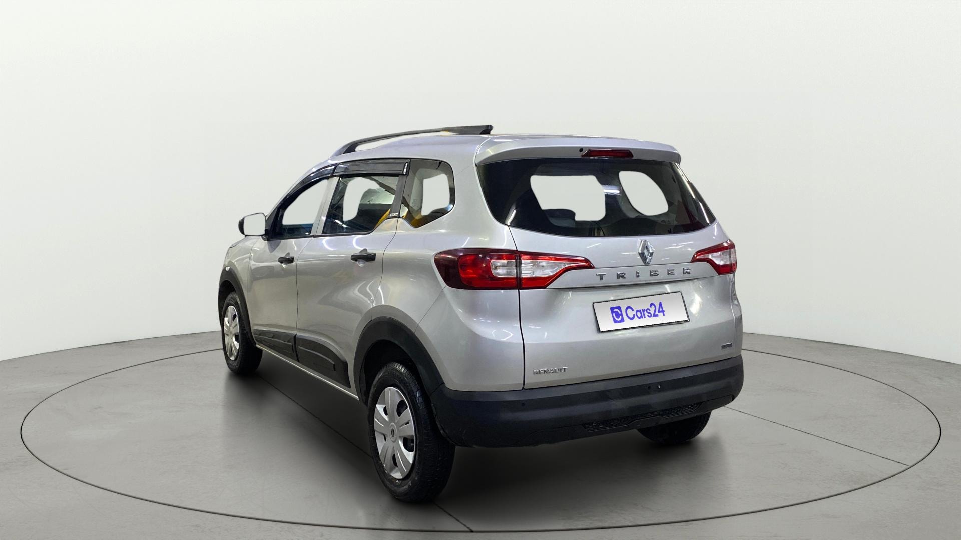 View 2020 Renault Triber RXE Image 2 Used 2020 Renault Triber RXE Image 2