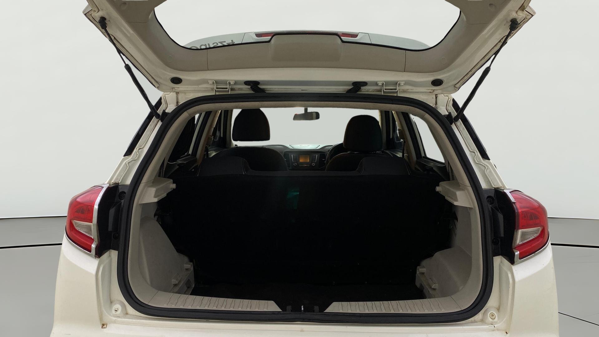 View 2022 Mahindra XUV300 W4 Petrol BS IV Image 36 Used 2022 Mahindra XUV300 W4 Petrol BS IV Image 36
