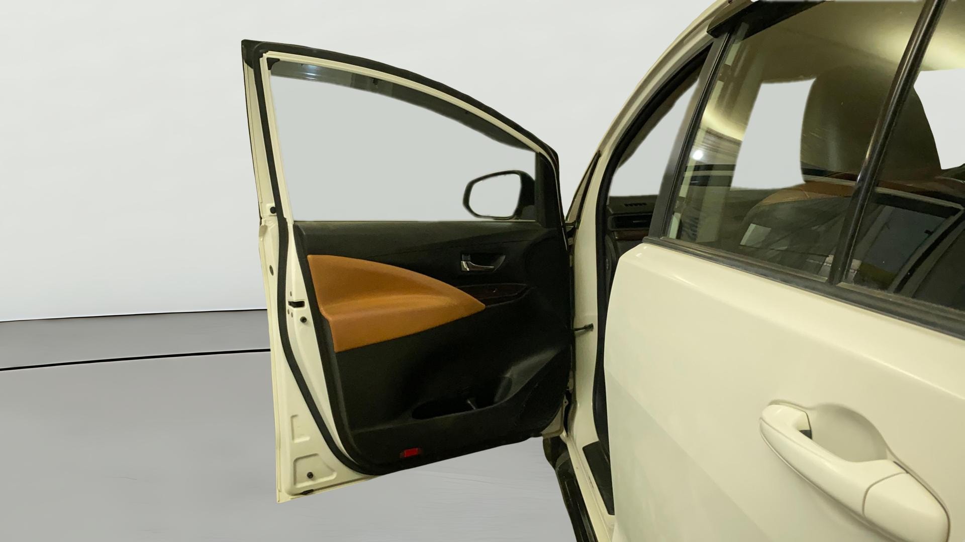 View 2021 Toyota Innova Crysta 2.4 G MT 7-Seater BS IV Image 39 Used 2021 Toyota Innova Crysta 2.4 G MT 7-Seater BS IV Image 39