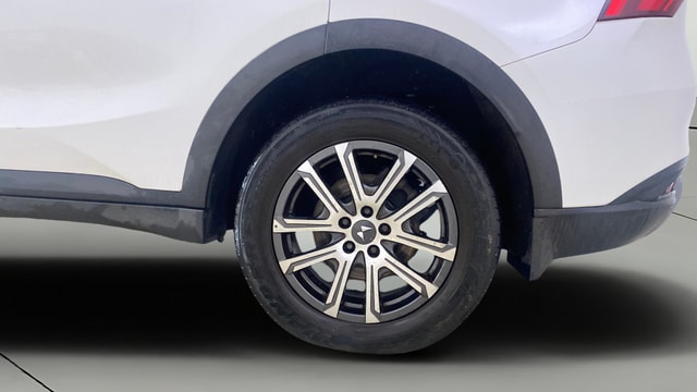 View Mahindra XUV700 Image 8 Used Mahindra XUV700 Image 8
