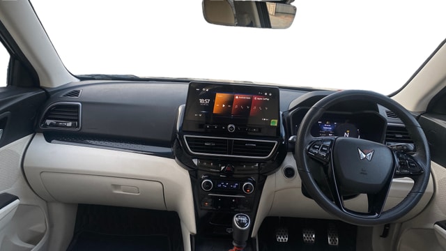 View Mahindra XUV 3XO Image 31 Used Mahindra XUV 3XO Image 31
