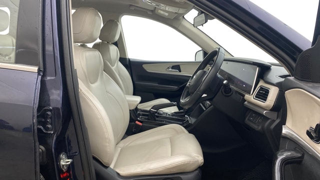 View Mahindra XUV700 Image 19 Used Mahindra XUV700 Image 19
