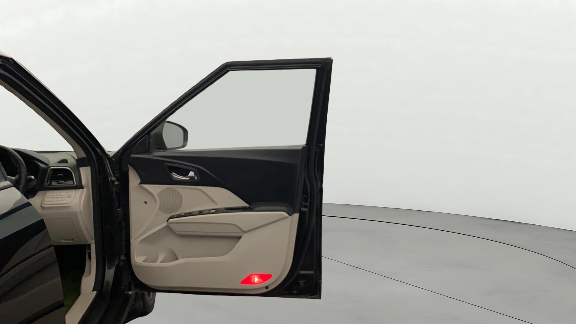 View 2021 Mahindra XUV300 W4 Petrol BS IV Image 48 Used 2021 Mahindra XUV300 W4 Petrol BS IV Image 48