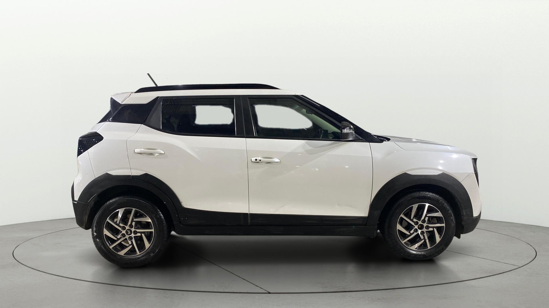 View 2024 Mahindra XUV 3XO AX5 1.2 L TCMPFi AT Image 28 Used 2024 Mahindra XUV 3XO AX5 1.2 L TCMPFi AT Image 28