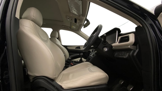View Mahindra XUV700 Image 28 Used Mahindra XUV700 Image 28