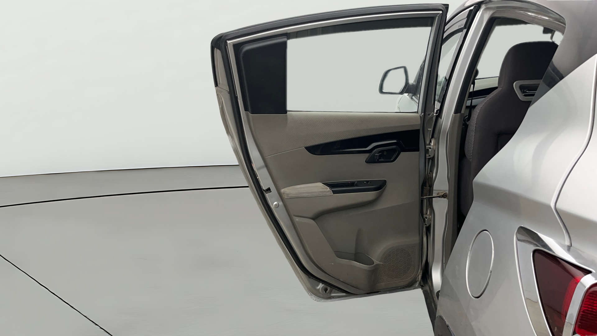 View 2016 Mahindra KUV100 K6 Plus Diesel 6 Seater BS IV Image 14 Used 2016 Mahindra KUV100 K6 Plus Diesel 6 Seater BS IV Image 14