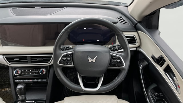 View Mahindra XUV700 Image 14 Used Mahindra XUV700 Image 14