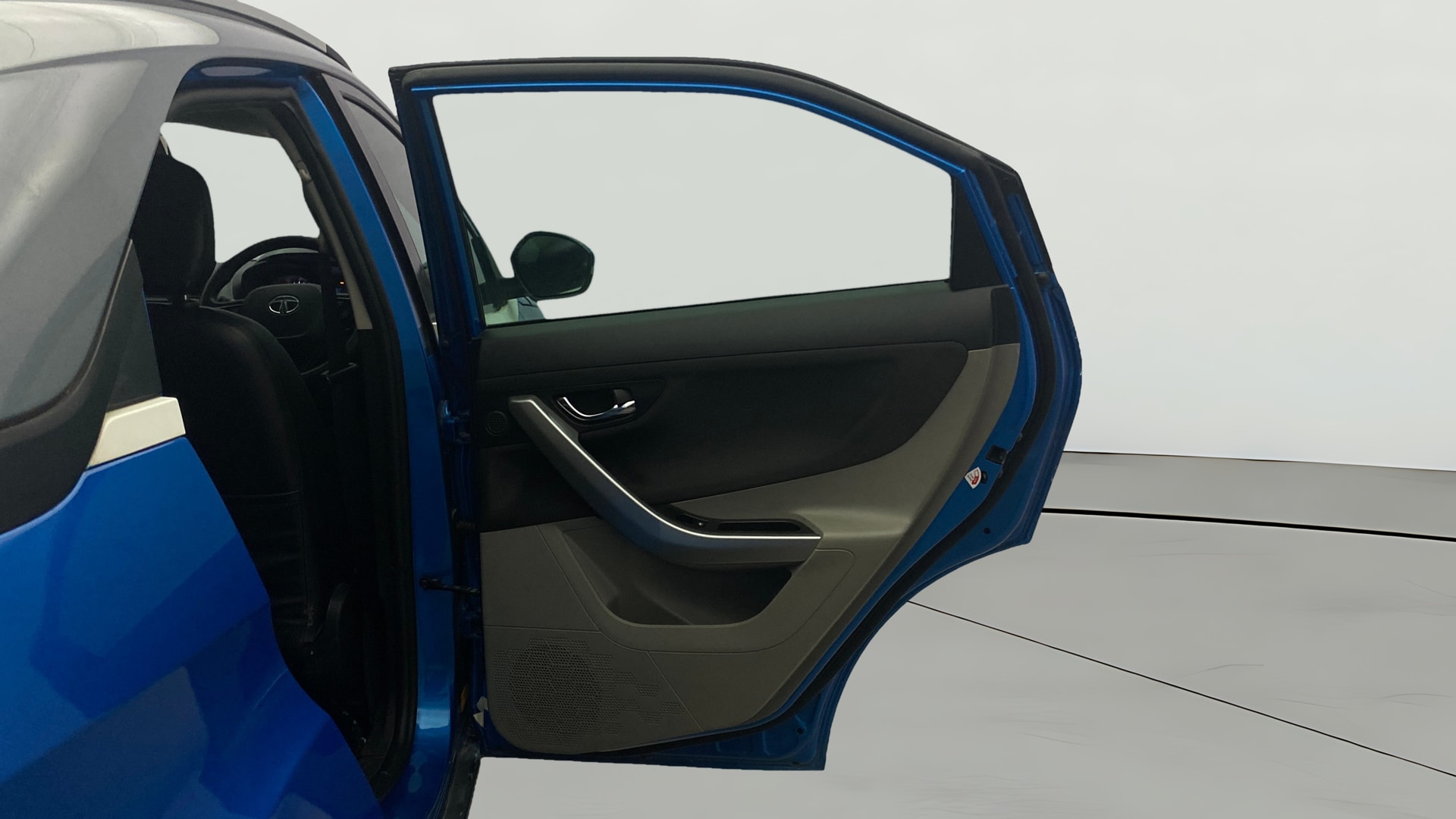 View 2018 Tata Nexon Revotron XE Image 7 Used 2018 Tata Nexon Revotron XE Image 7