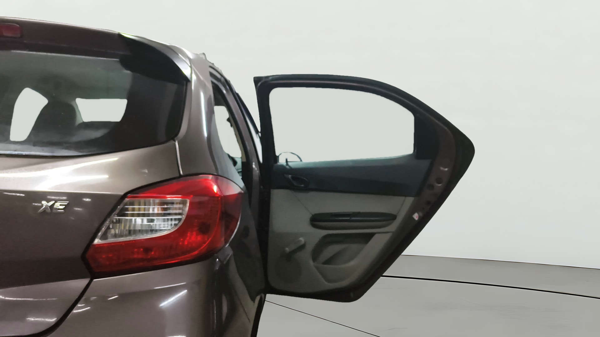 View 2018 Tata Tiago Revotorq XB Image 7 Used 2018 Tata Tiago Revotorq XB Image 7