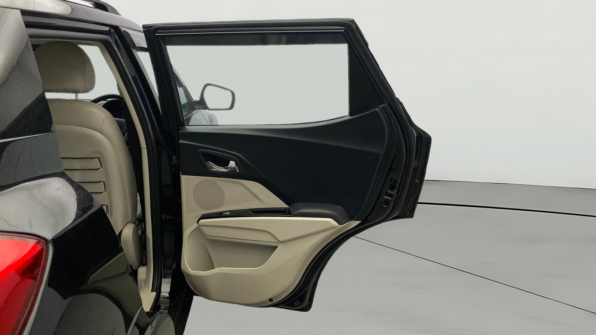 View 2023 Mahindra XUV300 W4 Petrol BS IV Image 6 Used 2023 Mahindra XUV300 W4 Petrol BS IV Image 6