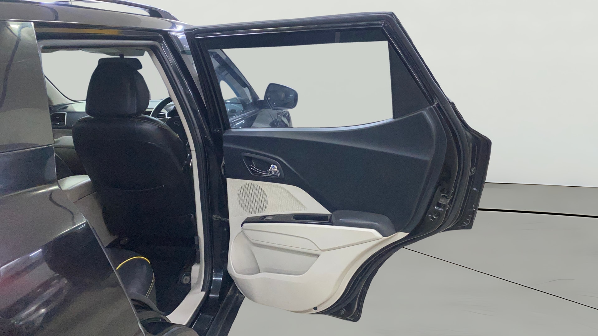 View 2019 Mahindra XUV300 W4 Petrol BS IV Image 5 Used 2019 Mahindra XUV300 W4 Petrol BS IV Image 5