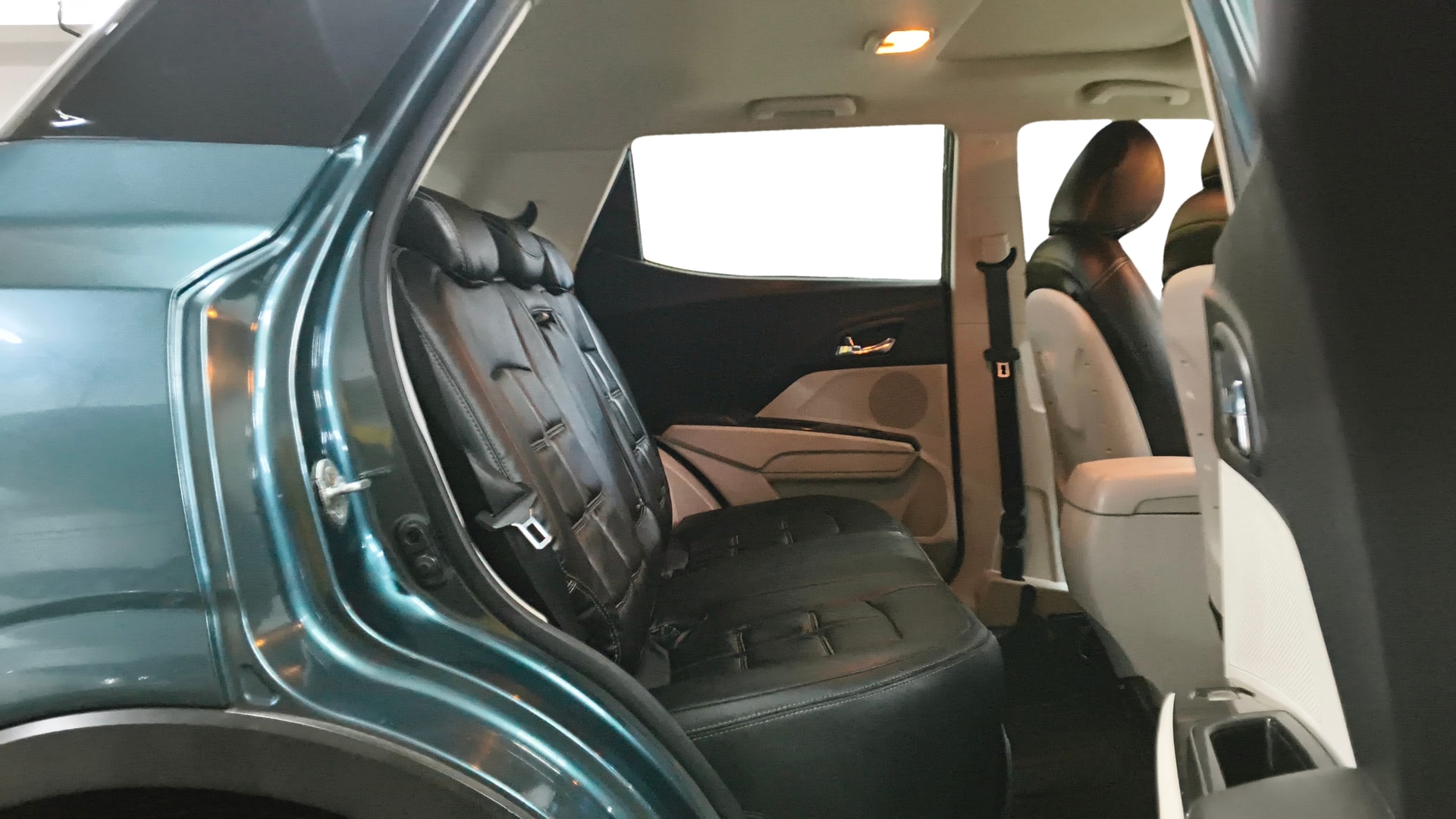 View 2020 Mahindra XUV300 W4 Petrol BS IV Image 37 Used 2020 Mahindra XUV300 W4 Petrol BS IV Image 37