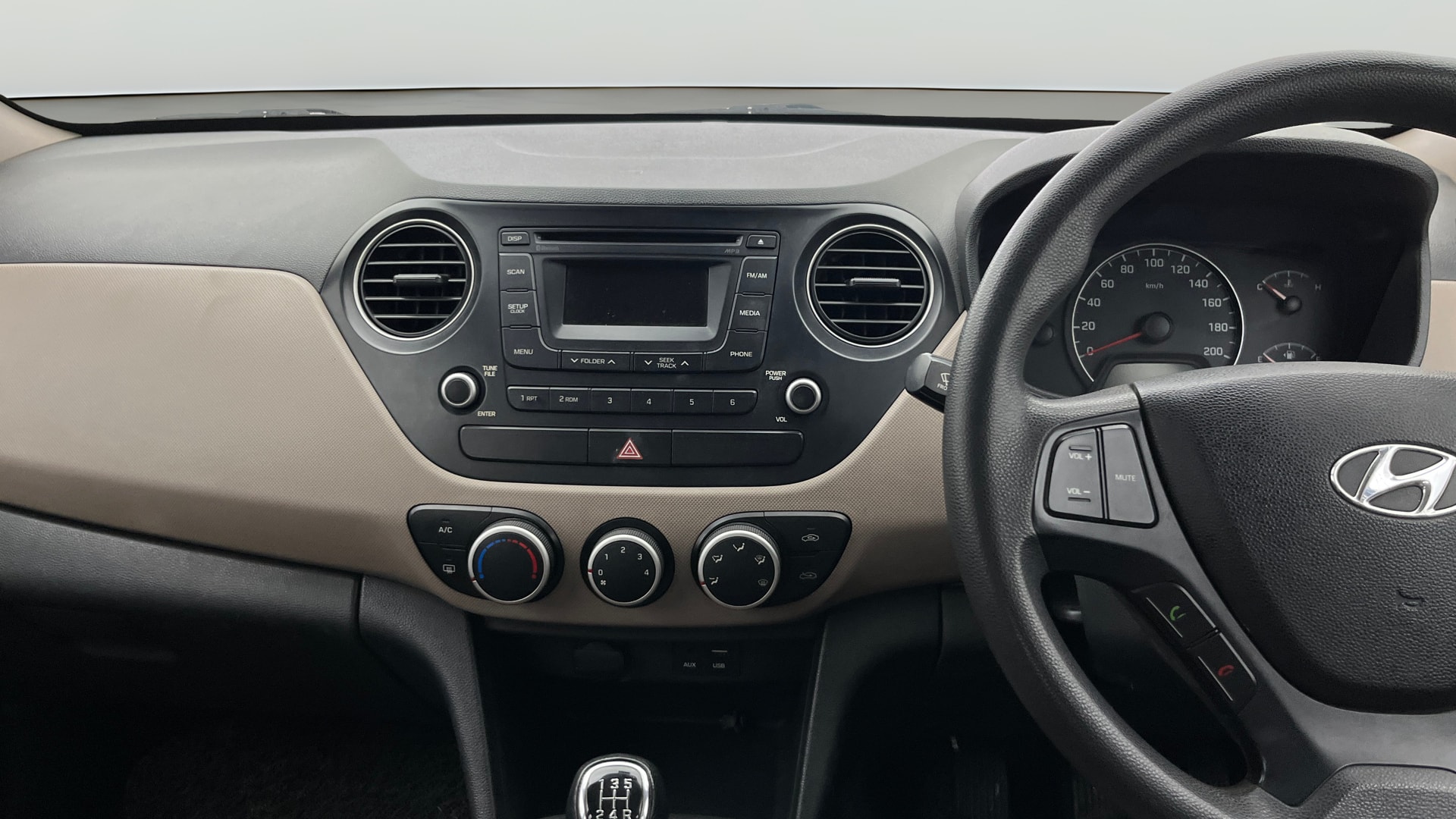 View 2015 Hyundai Grand i10 Sportz 1.2 Kappa Image 17 Used 2015 Hyundai Grand i10 Sportz 1.2 Kappa Image 17