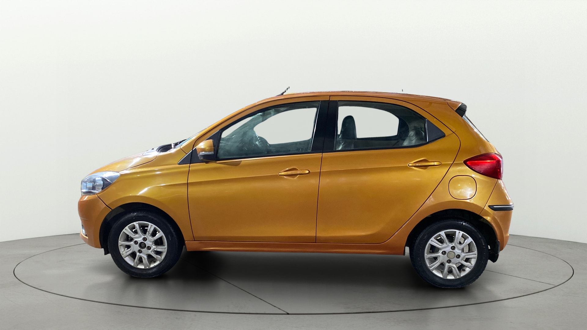 View 2018 Tata Tiago Revotorq XB Image 5 Used 2018 Tata Tiago Revotorq XB Image 5
