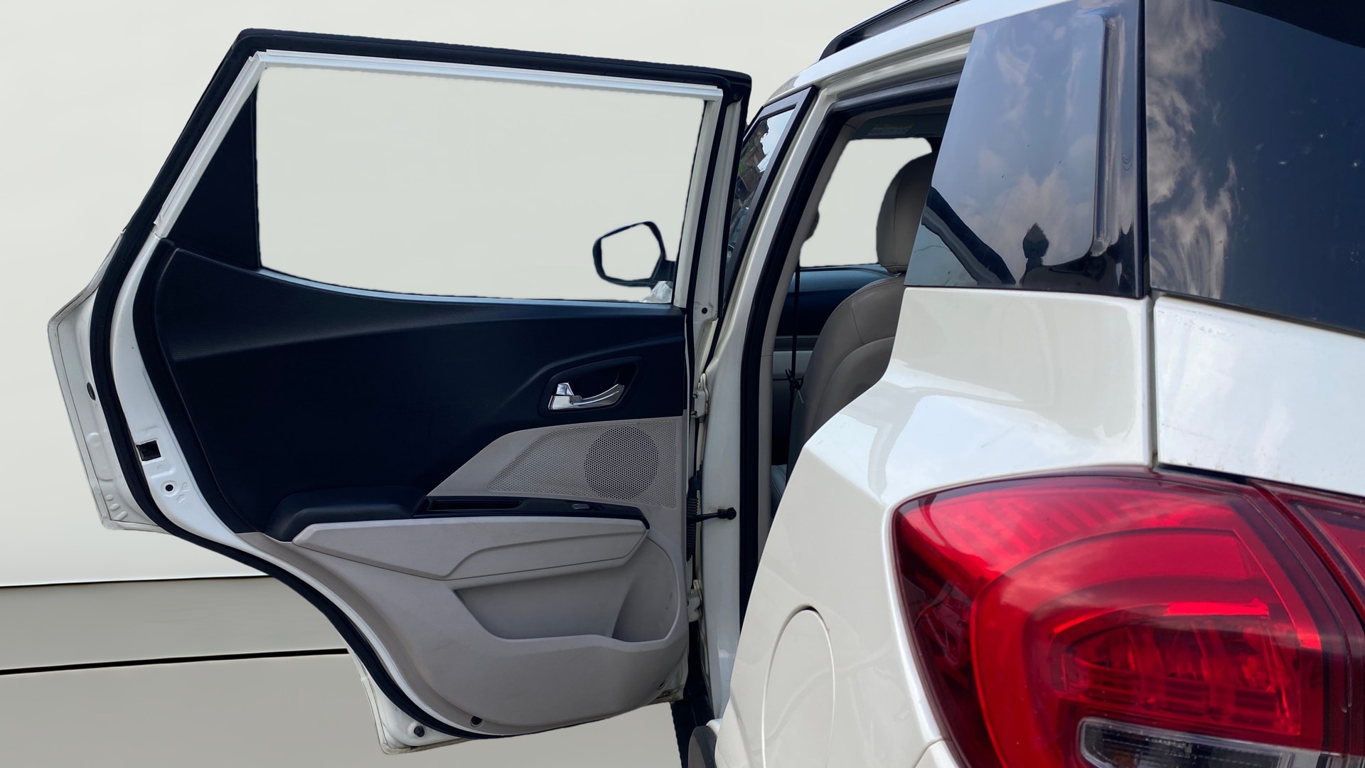 View 2019 Mahindra XUV300 W4 Petrol BS IV Image 23 Used 2019 Mahindra XUV300 W4 Petrol BS IV Image 23