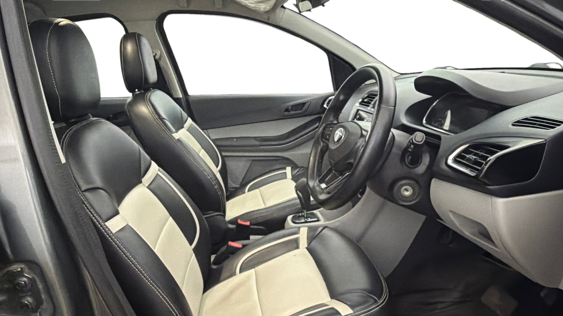 View 2024 Tata Tiago Revotorq XB Image 25 Used 2024 Tata Tiago Revotorq XB Image 25