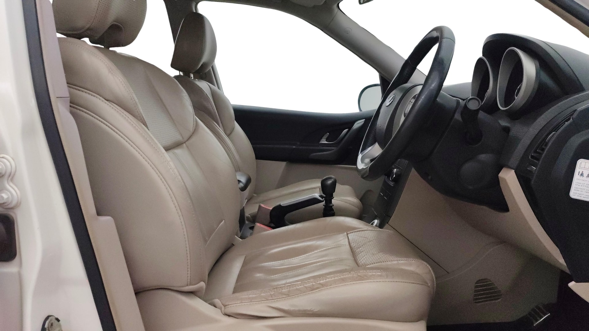 View 2017 Mahindra XUV500 G AT Image 19 Used 2017 Mahindra XUV500 G AT Image 19