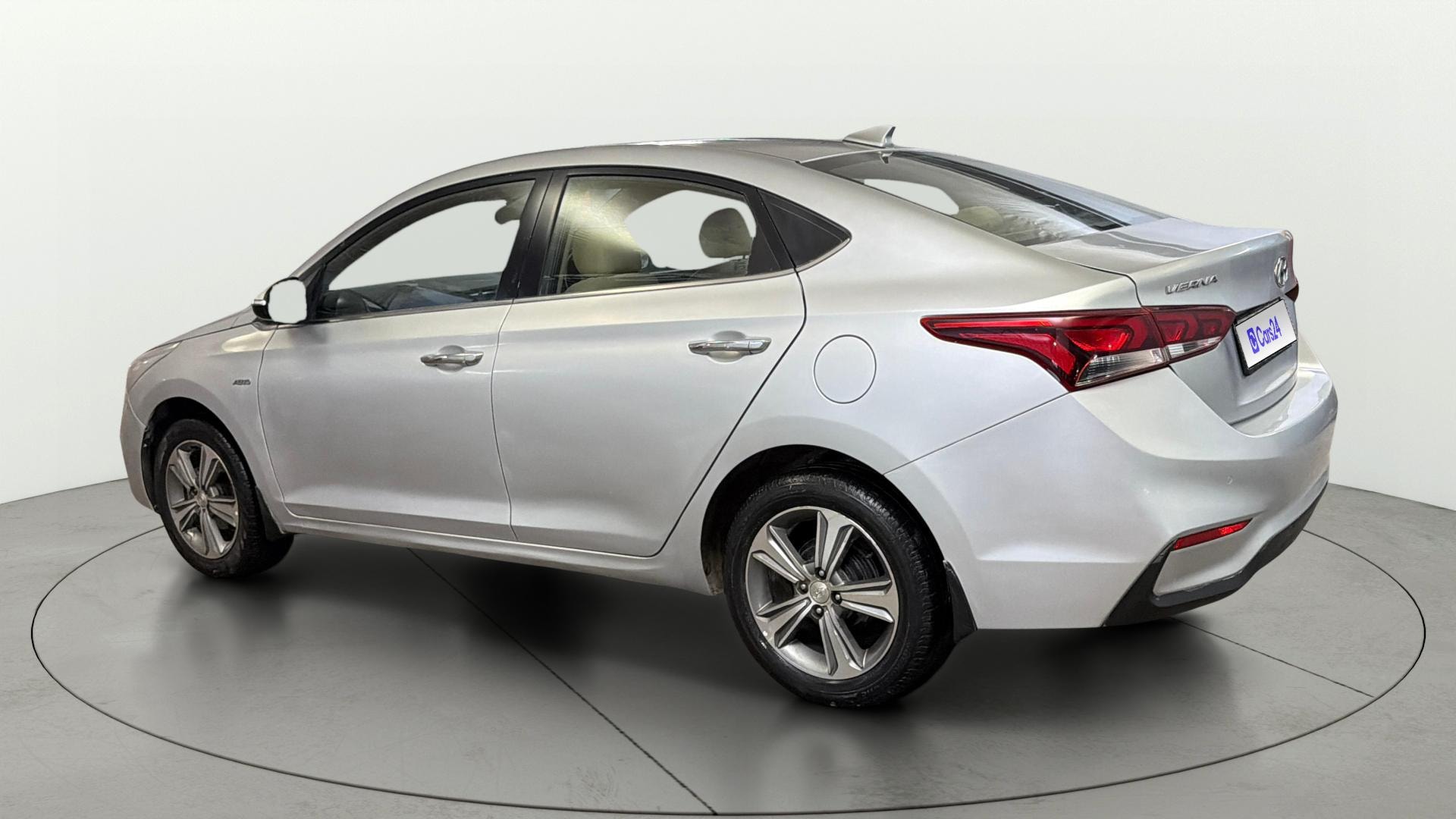 View 2018 Hyundai Verna 1.6 VTVT SX (O) AT Image 2 Used 2018 Hyundai Verna 1.6 VTVT SX (O) AT Image 2