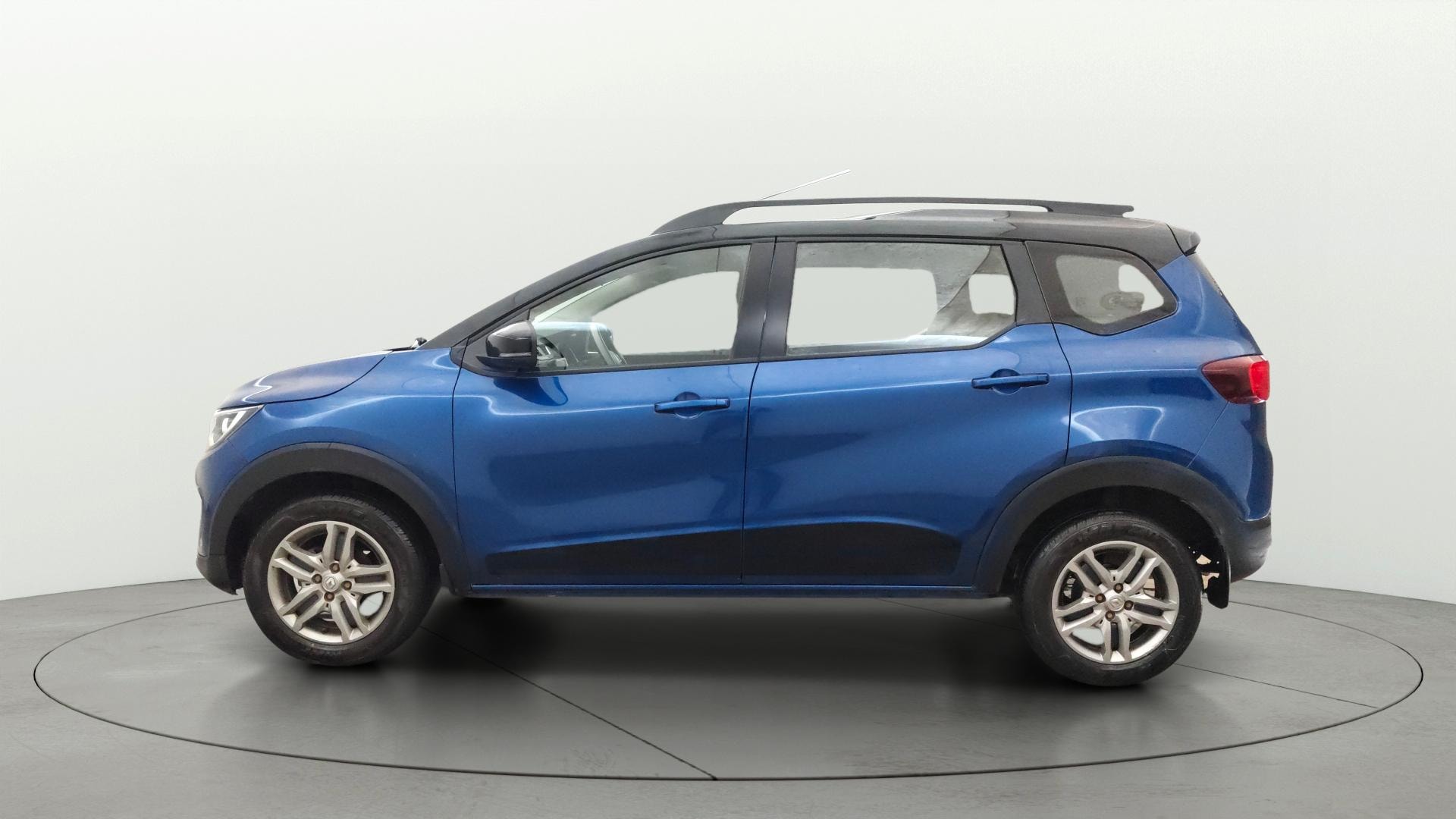 View 2022 Renault Triber RXZ AMT Dual Tone Image 5 Used 2022 Renault Triber RXZ AMT Dual Tone Image 5